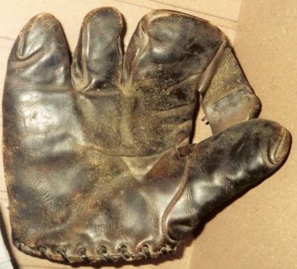 Finger Lefty With Fat Index Finger